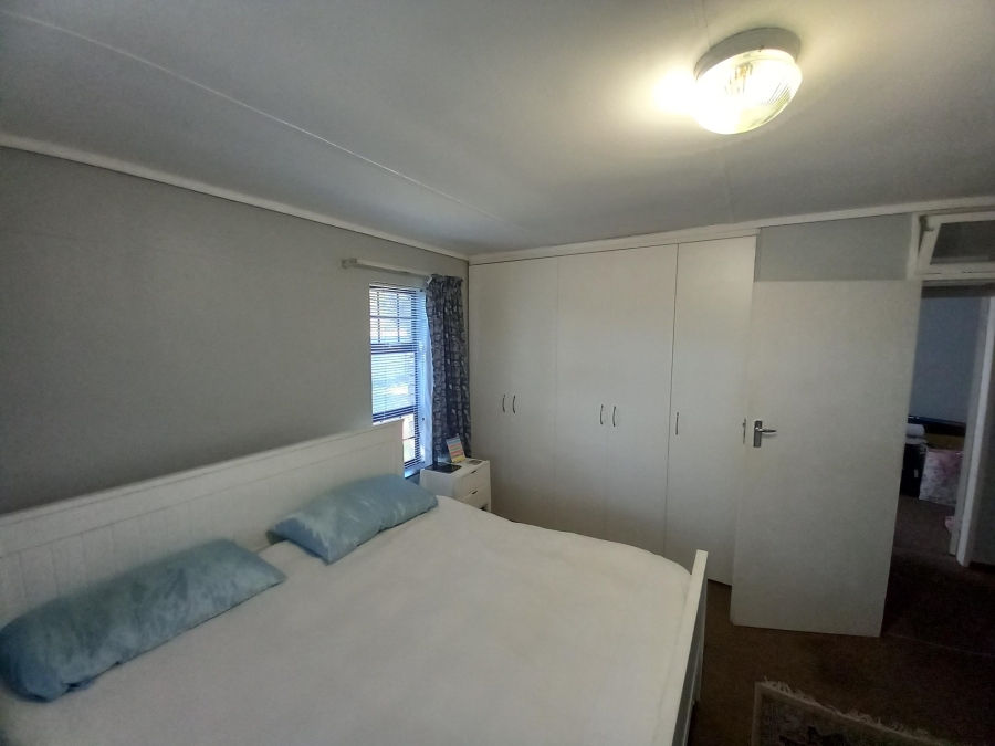 To Let 4 Bedroom Property for Rent in Rouxville Western Cape